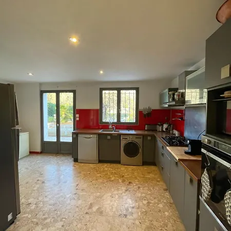 Avec Piscine Вилла